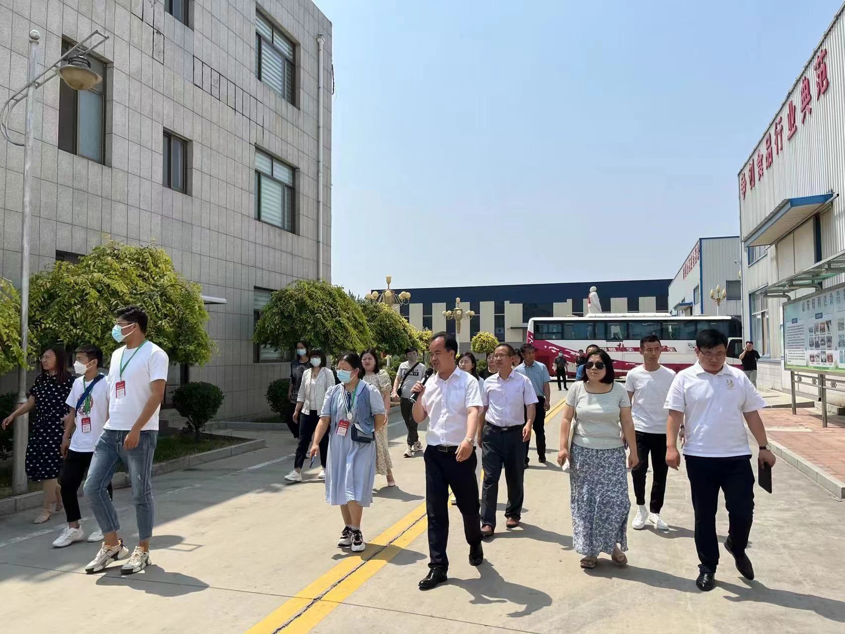 全国主流媒体高唐行 | 小零食推动大产业,看这个食品公司如何钳住全国人民的胃